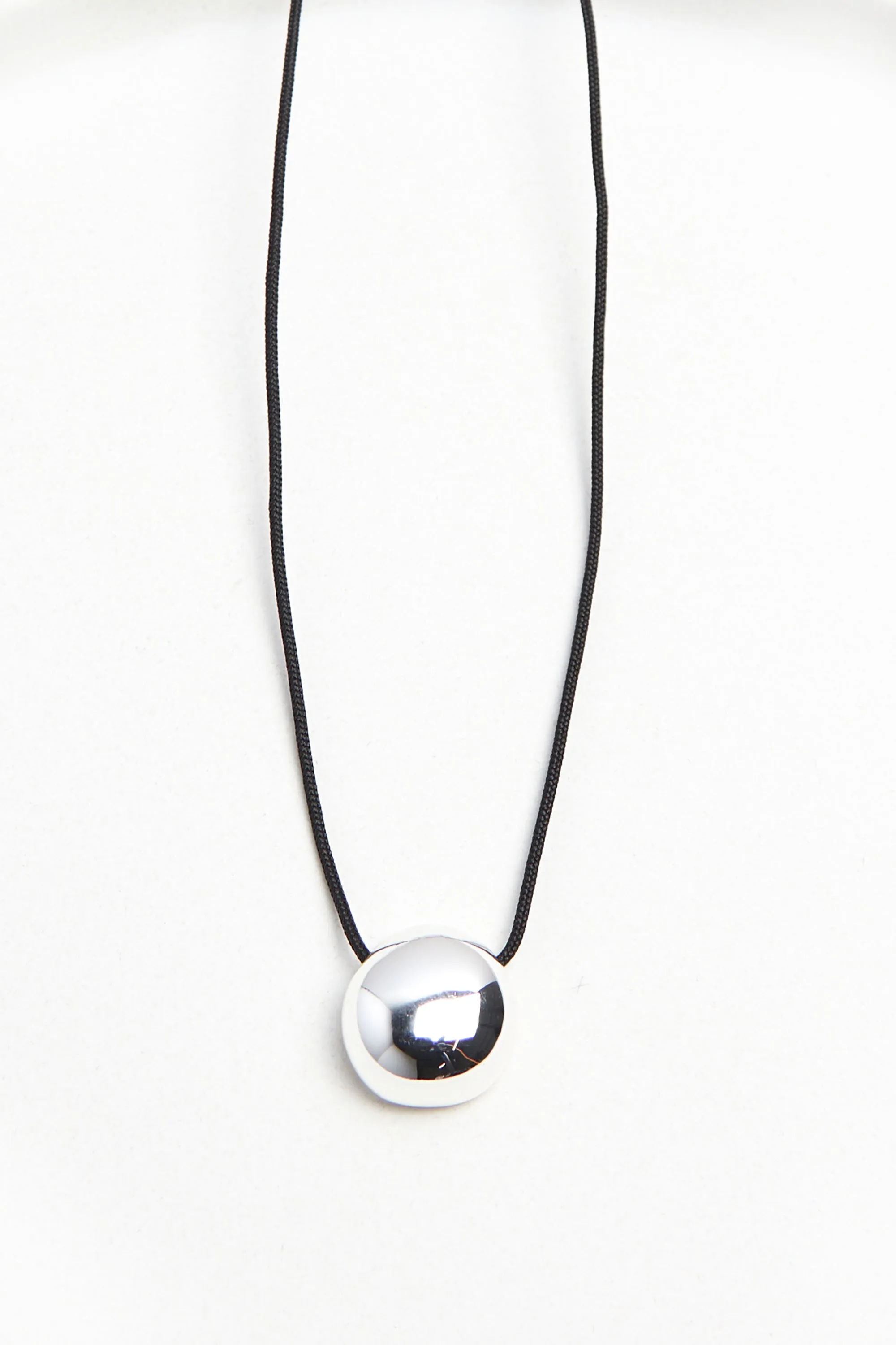 CHAIN NECKLACE WITH ROUND PENDANT