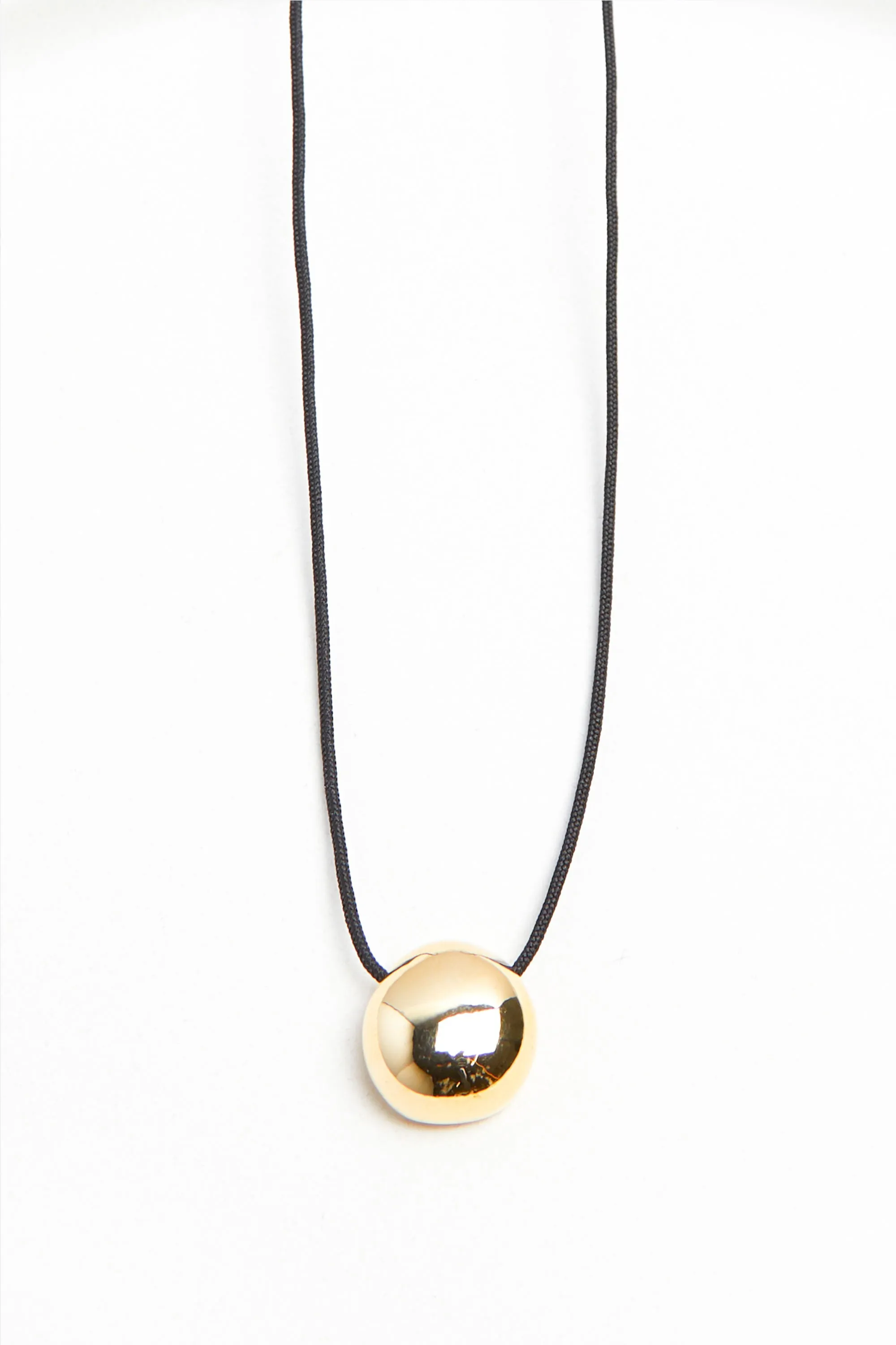 CHAIN NECKLACE WITH ROUND PENDANT